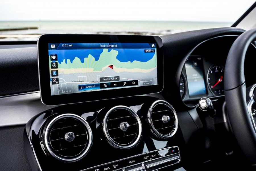 Панель приборов Mercedes-Benz GLC220 d 4Matic (X253) 2019 года  (UK) (фото 16 из 89)